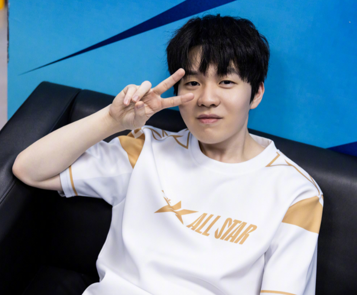 纳什均衡在扑克中的应用：为什么保持“平衡”是防止被剥削的关键？（从纳什均衡看扑克策略：为何“平衡”是避免被剥削的核心？）